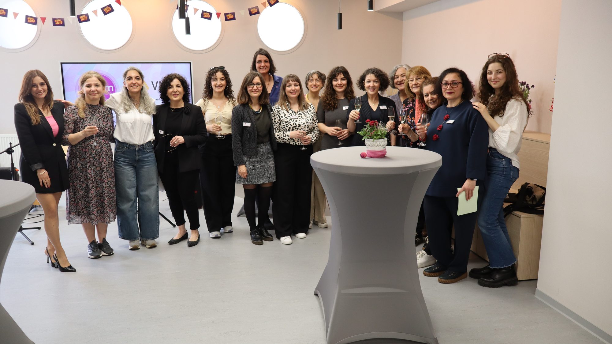 Frauen von mifem e.V. bei der Eröffnungsveranstaltung in Kassel