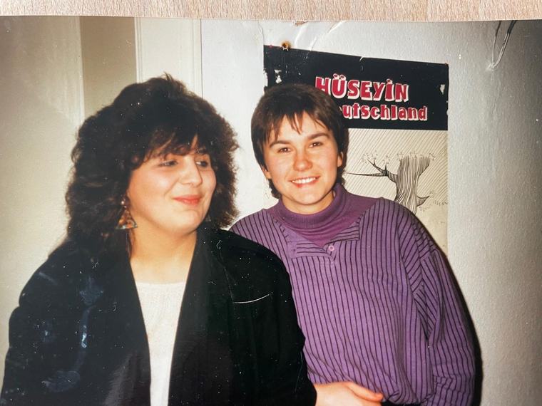 Zwei Frauen bei der Eröffnung des Beratungszentrums 1986
