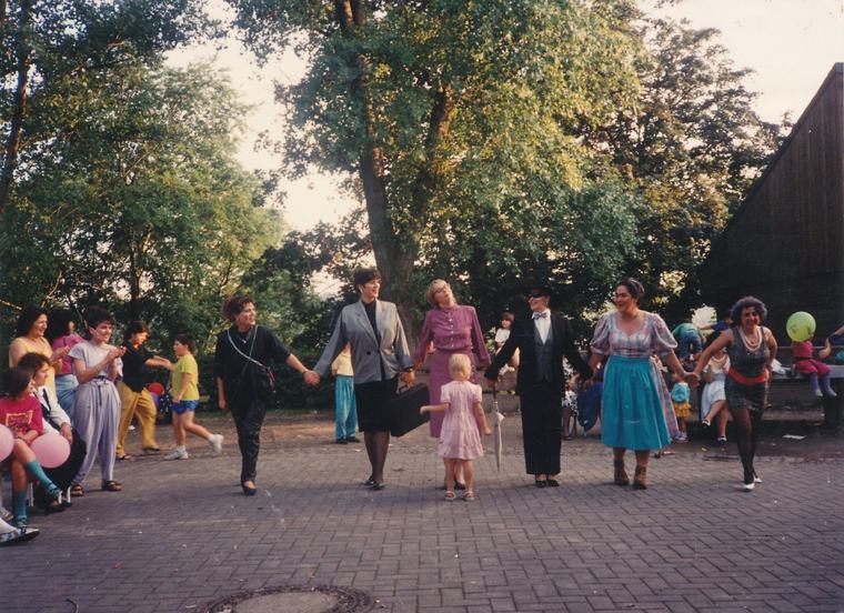 Tanzender Kreis beim Internationalen Frauentag 1991