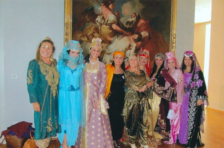 Frauen in traditionellen Textilien bei der Ausstellung „Leinen und Seide“