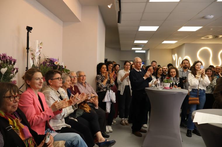 Voller Saal bei der Eröffnungsveranstaltung im April 2026