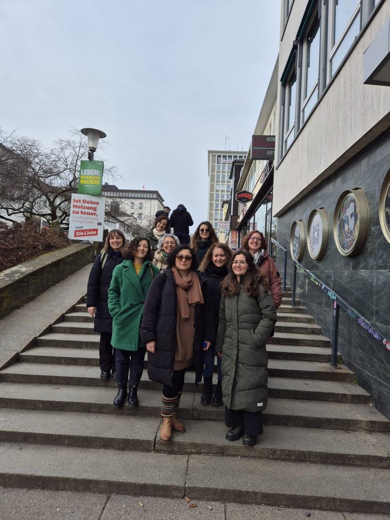 Aktive von mifem e.V. auf der Treppenstraße in Kassel